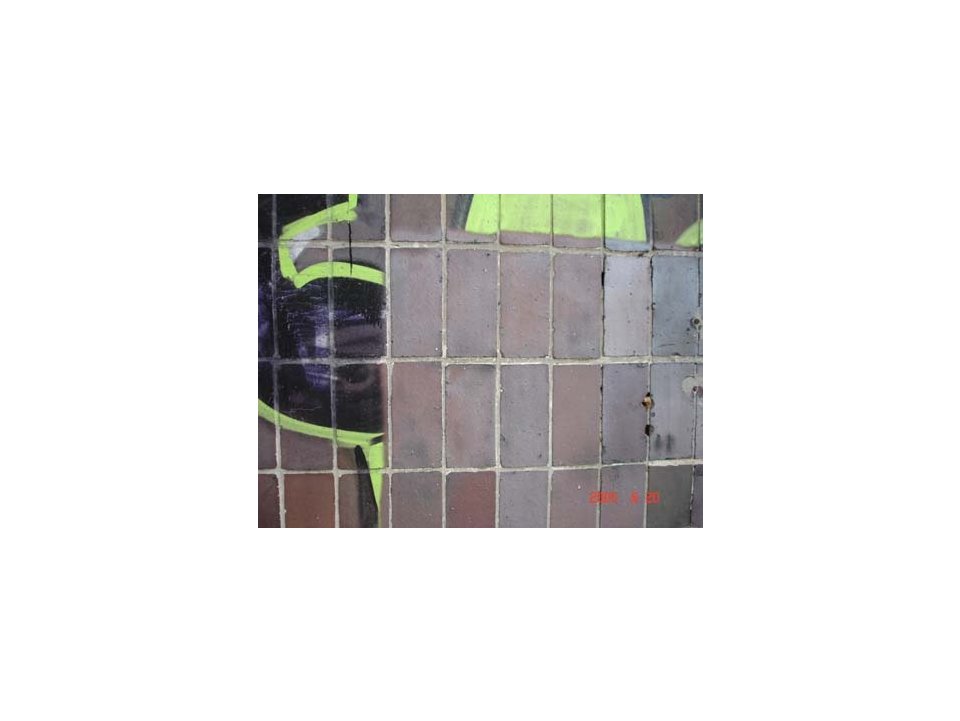 Widok kamienia z bliska przed i po usunięciu graffiti